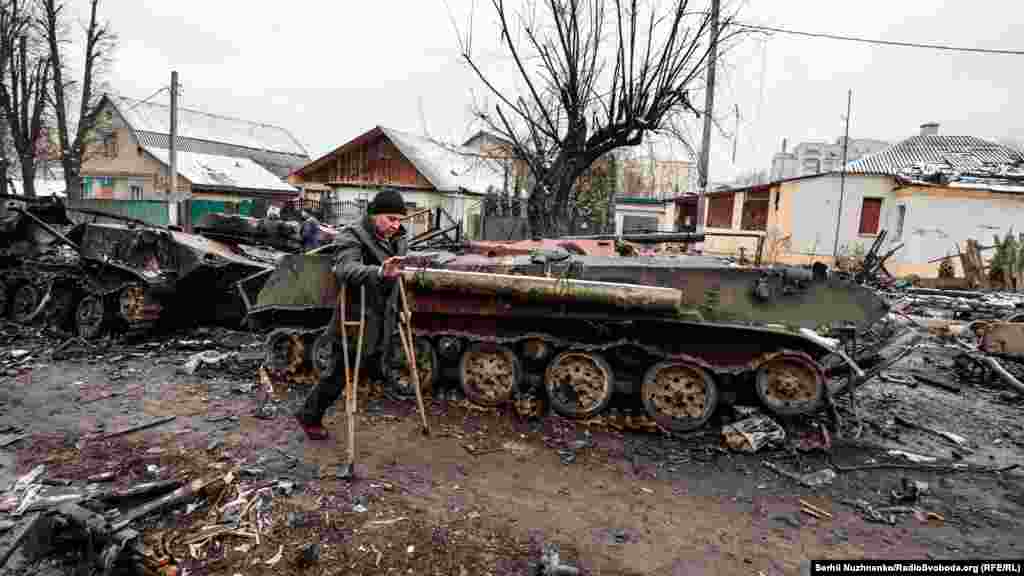 1 марта в Буче почти не работал интернет, из-за повреждения вышки с передатчиками в большинстве районов исчезла мобильная связь, многие частные дома и многоэтажки остались без света, газа и воды. Город Буча, Киевская область, 1 марта 2022 года  