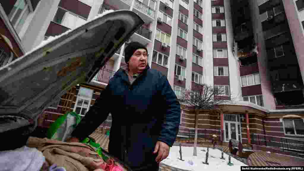 Местный житель: «Чтобы я приезжал детей своих забирал? Гады такие. Надо оно им. Полезли. Я переживаю, что если этот вертолет будет бомбить, то они не спасутся. Там стены открыты. Потому я сейчас их забираю. Сейчас постели это – потому что мы взяли самое необходимое. И мне очень досадно, что этот Путин залез на эту Украину и такое натворил. Если и дальше так пойдет, то я уйду сам из гранатомета просить, чтобы лупнуть хоть чуть-чуть, хоть одного танка. Так мне обидно – дадим прикурить, поверьте! Если нужно будет, пойдем и дадим дрозда». Город Буча, Киевская область, 1 марта 2022 года