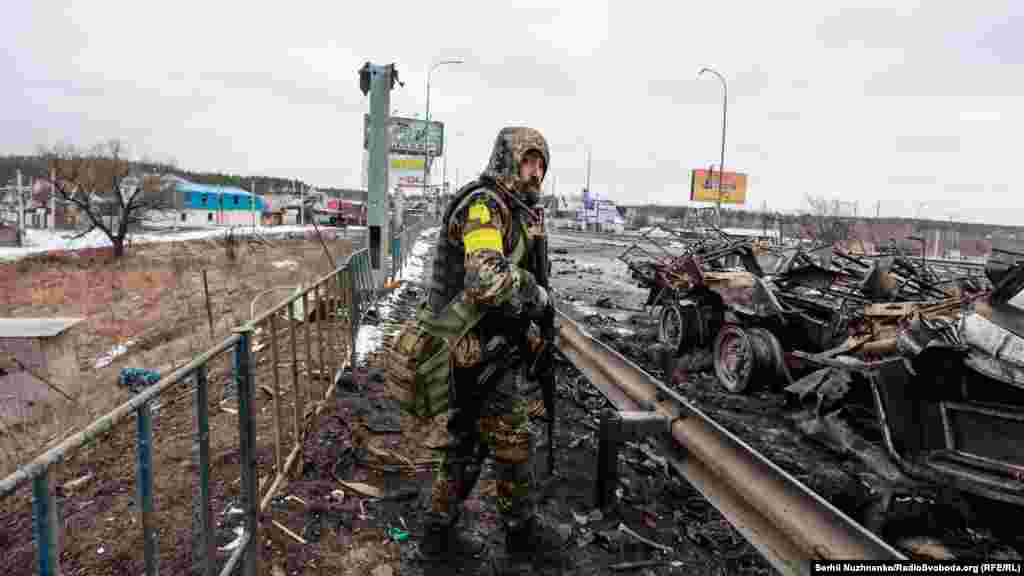 Военнослужащий ВС Украины: «Посмотрите: если приедут ваши мужчины к нам, матери, посмотрите на них. Зачем вы их сюда пускаете? Мы их положим, все колонны, но Украину мы не сдадим. Чем больше мы сожжем российских войск, чем больше мы отправим туда гробов, тем меньше они захотят сюда ехать». Город Буча, Киевская область, 1 марта 2022 года