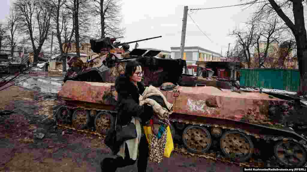 Местная жительница Ольга: «Когда мой отец строил дом, построил под ним каменный подвал, и нам завещал, что «если что, это у вас бомбоубежище». То есть он залил там монолитную плиту и все. Мы эти слова вспомнили и, конечно, устроили там себе – постелили коврики. Сначала хорошо себя чувствовали, смотрели телевизор, иногда бегали. Потом, когда это произошло, смотрим: танки стали стрелять уже у нас во дворе. Мы уже капитально побежали в подвал, и там сидели 7 часов. Танки скрипели гусеницами, было страшное сражение, а два танка спрятались за наш дом. Заезжали к нам в дома. Танки прятались за домами, я так понимаю. 7 часов этого кошмара: там старики и дети. Мы с жизнью уже простились, потому что над нами так ухало. А потом вышли и увидели эту устрашающую картину. Как «армагедец» какой-нибудь». Город Буча, Киевская область, 1 марта 2022 года