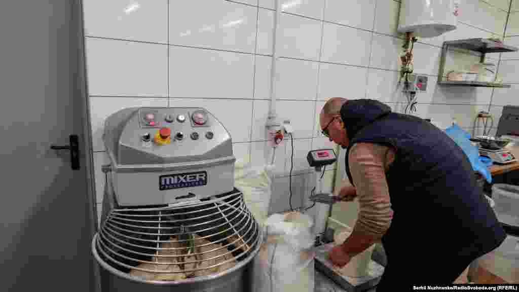 Анатолий Федорук, бучанский городской голова: «Мы в помещении торгового центра Novus. Из-за военных действий в городе супермаркет был разрушен. Но согласована позиция с собственниками: мы обустраиваем здесь выпечку для наших горожан, жителей нашей территориальной общины и соседних». Город Буча, Киевская область, 1 марта 2022 года