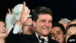 Nikusor Dan u obraćanju pristalicama nakon objavljivanja rezultata anketa koje su najavile njegovu izbornu pobedu - u Bukureštu 18. maja 2025.