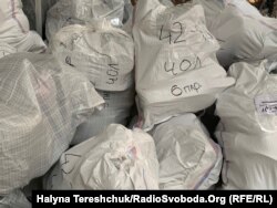 Посортована допомога готова для відправлення потребуючим