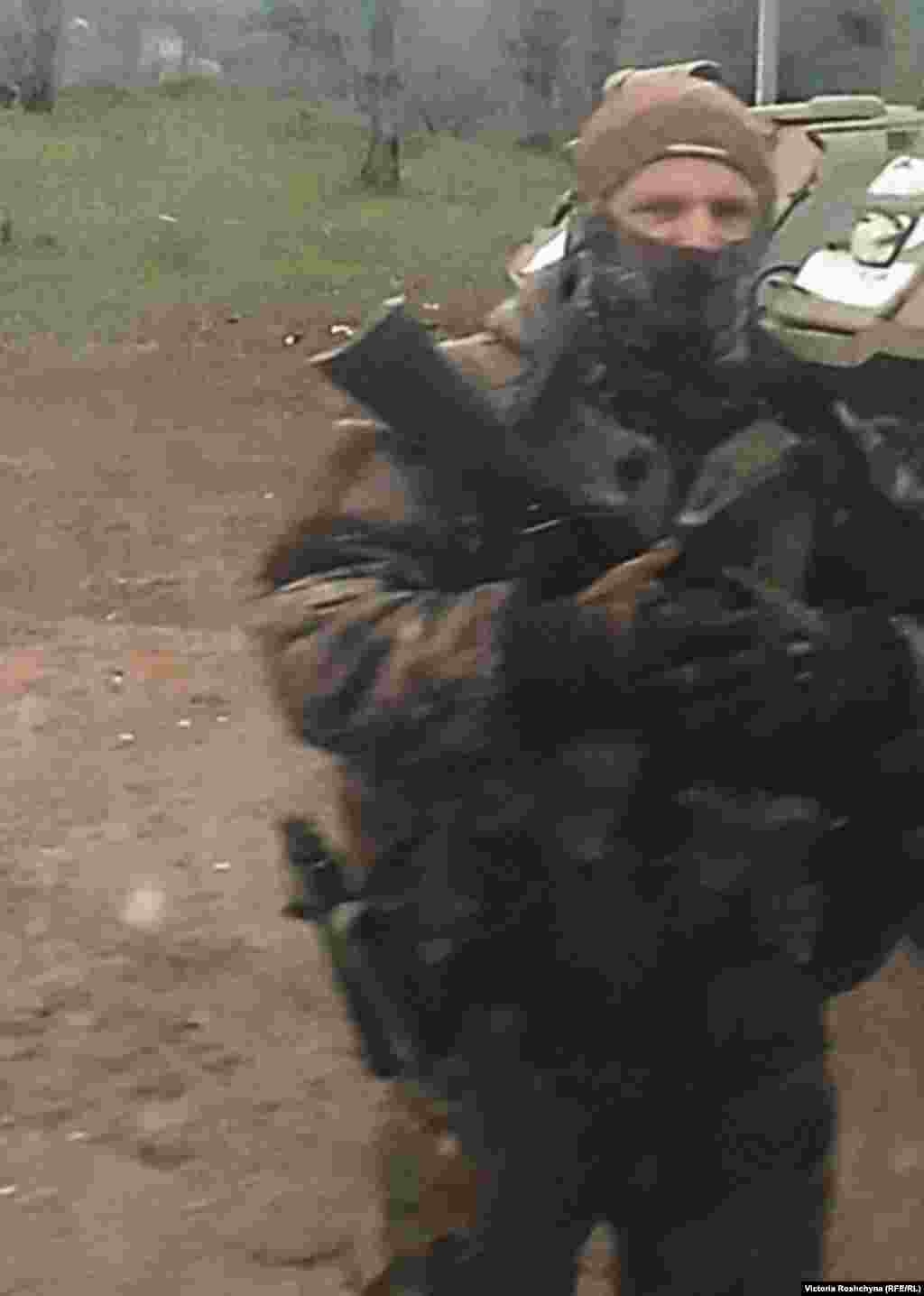 Ruski vojnik u jednom od okupiranih sela kod Hersona. "Mi smo iz Donjecka. Kako se osjećate u vezi sa 9. majem?" pitao je RSE vojnika na kontrolnom punktu, misleći na datum kojim Rusija obilježava Dan pobjede nad nacističkom Njemačkom. Nakon što vam provjere dokumente, vojnici na kontrolnom punktu često upitaju za cigarete.