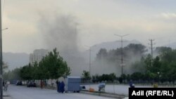 د کابل په دارالامان کې د اپرېل پر ۲۱مه تر چاودنې وروسته له سیمې لوګي خېژي.