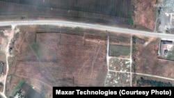 Satelitski snimci američke kompanije Maxar Technologies objavljeni 21. aprila 2022. pokazuju grobnicu u selu Manuš udaljeno 20 kilometara od Mariupolja datiraju od 3. aprila