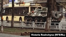 Російський БТР пересувається вулицями окупованого Херсону. Квітень 2022 року