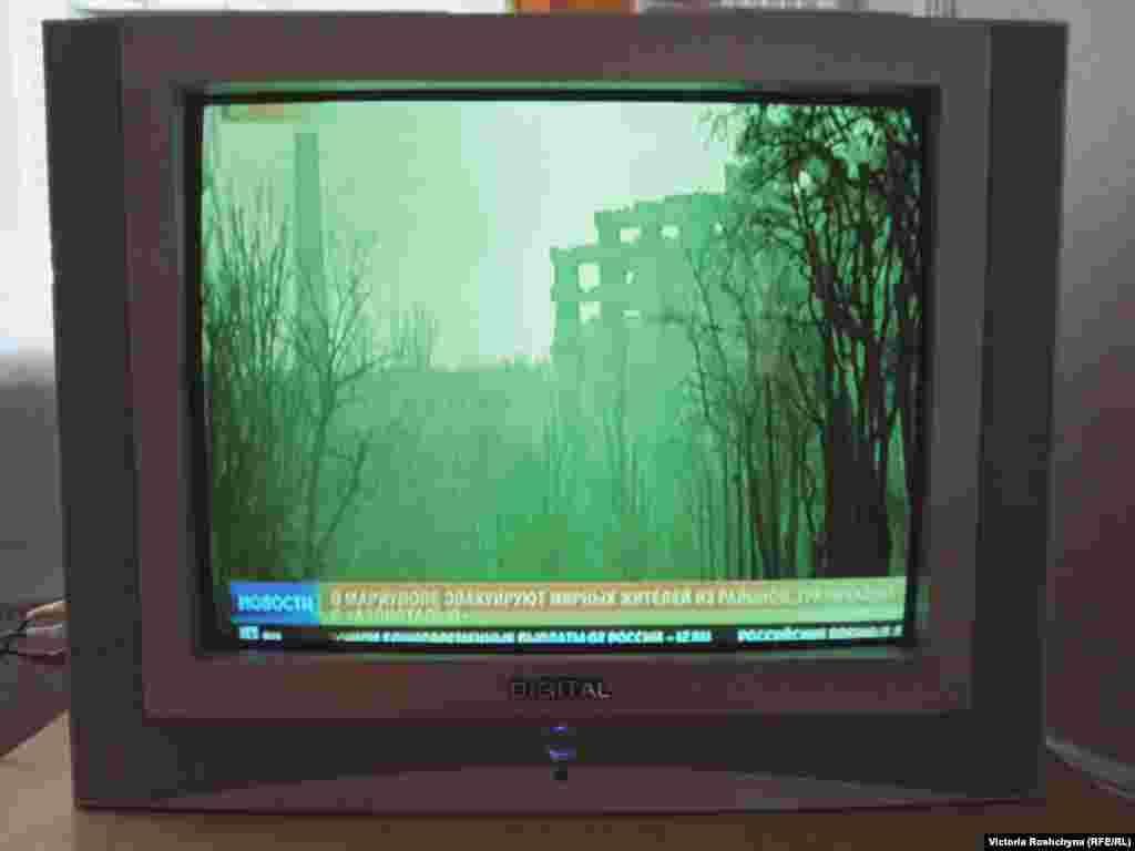 Proruski TV kanal emituje prilog o "oslobodilačkoj operaciji" u okupiranom Hersonu. "Čim su ušli u grad, ukinuli su ukrajinske kanale i pokrenuli svoje. Nakon nekog vremena, ugašene su i kablovske televizijske i radiostanice. U Hersonu ne izlazi nijedna ukrajinska novina", rekao je lokalni medijski stručnjak. On upozorava da su novinari, koji rade priče na okupiranim teritorijama, u opasnosti. "Znate, nekada smo mislili da su kamera i mikrofon sredstva zaštite", kaže. "Ali sada je to okupatoru znak za uzbunu. Ako izađete da nešto snimite, možete sebe dovesti u opasnost."