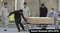 په پينډۍ کې له کورونا د مړ شوي تن جسد وړل کېږي
