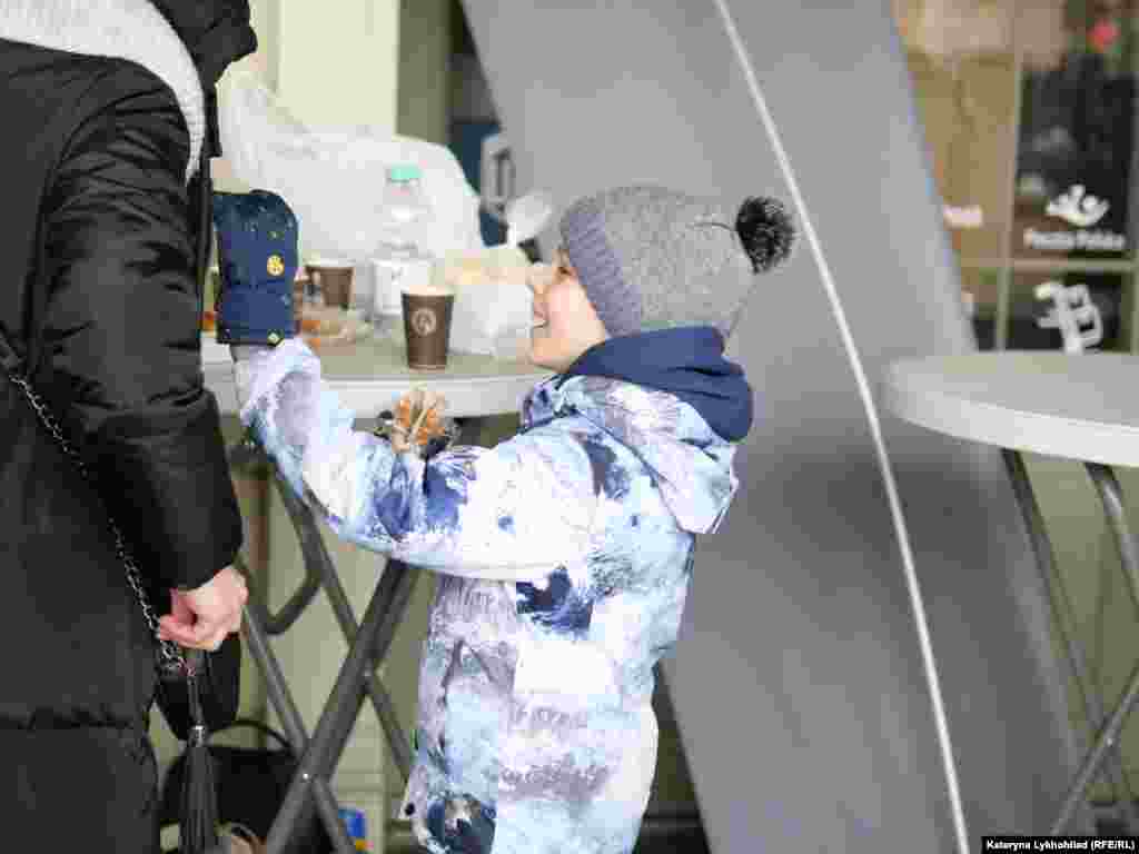 Одразу на виході з потягу на вокзалі в польському місті волонтери розгорнули пункти харчування для українців