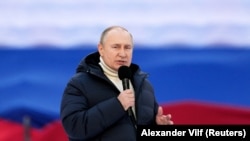 În timpul discursului televizat în care a anunțat începerea invaziei Ucrainei, Putin a afirmat în mod fals că în Ucraina se desfășoară un „genocid” împotriva vorbitorilor de limbă rusă.