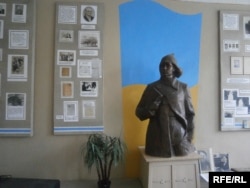 Статуя Володимира Сосюри