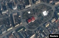 Супутникове фото Maxar драматичного театру Маріуполя, по обидва боки якого на площі написано великими літерами російською мовою слово «ДЕТИ». За різними даними, у театрі переховувалися від бомбардувань до 1, 5 тисячі маріупольців, переважно жінок із дітьми. 14 березня 2022 року