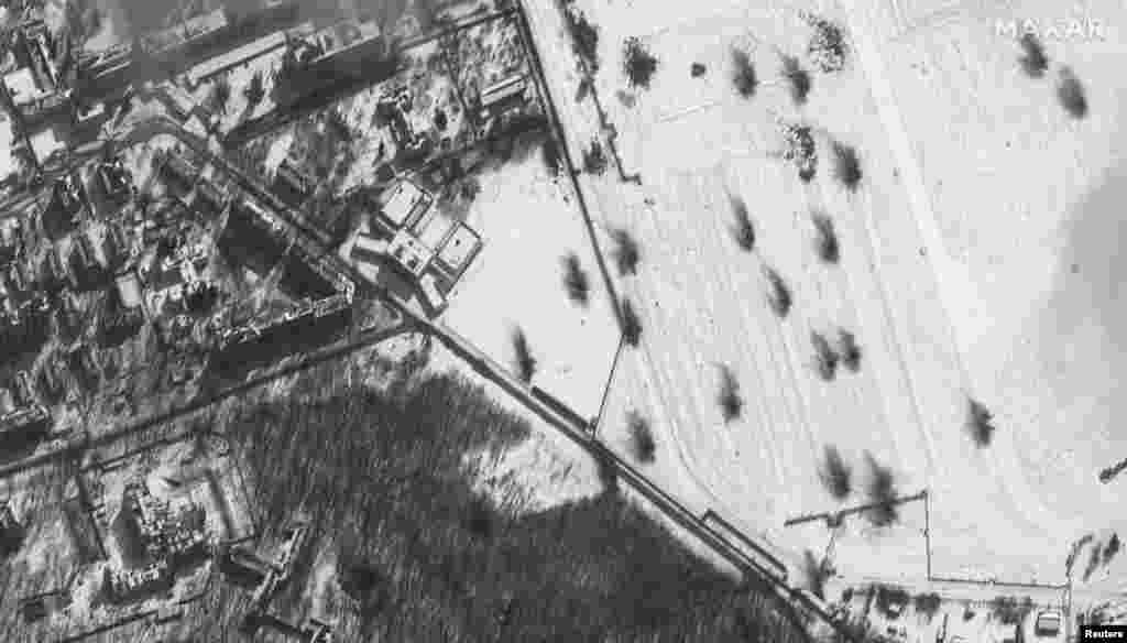 На супутниковому знімку видно воронки від артилерійського удару поблизу одного із житлових районів Харкова, Україна. Фото Maxar Technologies, 16 березня 2022 року