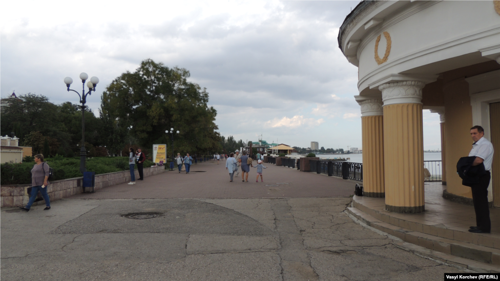 Мало хто знає, що оригінальна споруда на початку пляжу, схожа на ротонду, насправді – помпова станція, яка качає каналізаційні стоки