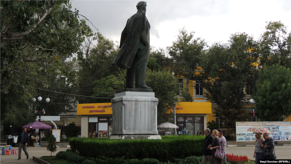 Декомунізація, яку здійснили на материковій Україні, не торкнулася Криму. Пам'ятник «вождю світового пролетаріату» Володимиру Леніну підноситься в центрі Феодосії на площі перед залізничним вокзалом  