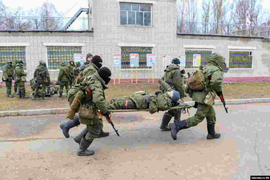 Мобилизованные татарстанцы демонстрируют свои умения республиканскому начальству на полигоне Танкового училища, выбранном в качестве одного из мест временной дислокации и подготовки призванных в армию в рамках "частичной" мобилизации. 