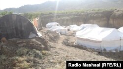 زلزله ځپلي په سخت ژمي کې هم په خيمو کې ژوند کوي