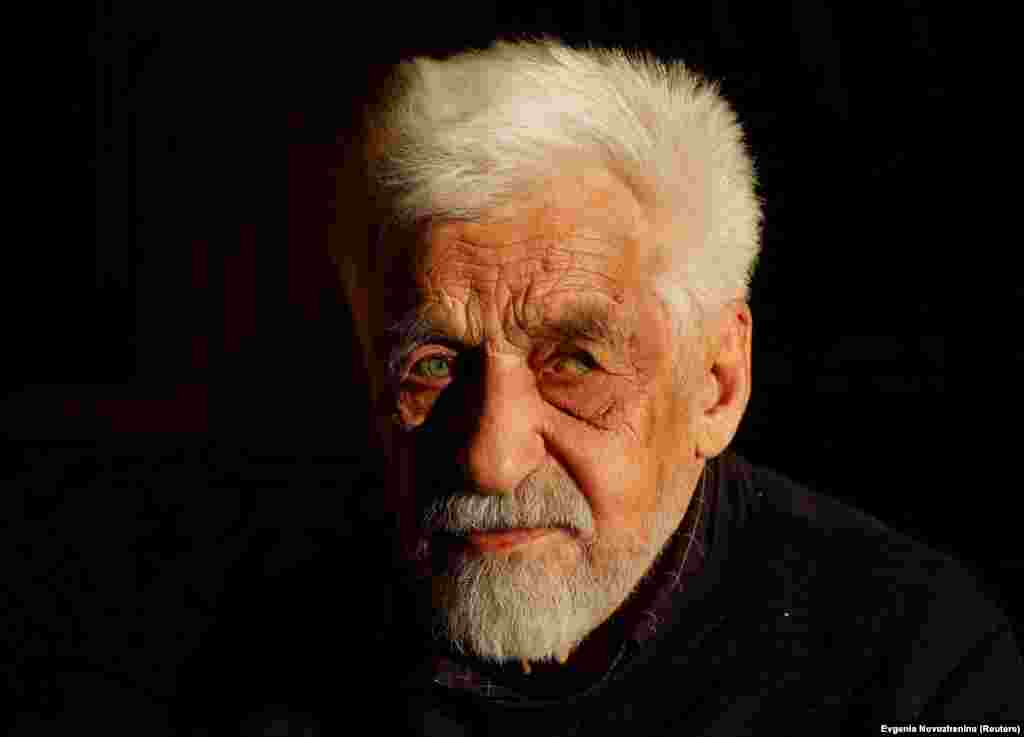 После выхода на пенсию в 1999 году 85-летний Владимир Овчинников нарисовал множество фресок, изображающих местных жителей, исторических деятелей и жертв сталинских репрессий. Но одна фреска с изображением девушки в сине-желтом платье цветов украинского флага, на которой бомба падает на ее дом со словом «Стоп» под ней, противоречит новым законам, принятым российским правительством, которое фактически криминализовало противодействие военной кампании в Украине