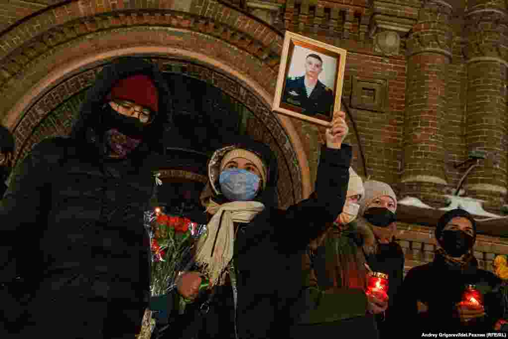 Первый "двухсотый". 1 марта стало известно о гибели в войне первого татарстанца. Им оказался уроженец Нижнекамска Ильнур Сибгатуллин. Участники антивоенной акции на Баумана не смогли рассказать, что они думают по этому поводу — полицейские взяли их в кольцо и заявили, что будут задерживать за любые речи.