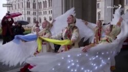 اوکراینيو ځوانانو سندرو او نڅا کې د کرسمس خوشالي موندلې 