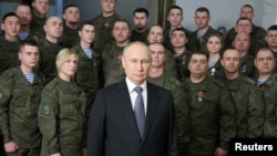 Новогоднее обращение президента России Владимира Путина. По его правое плечо - майор Евгений Волков. Предположительно, для его подразделения собирают гуманитарную помощь