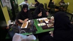 قطر کې يوه ښځه رېستوران چلوي قطر کې يوه ښځه رېستوران چلوي