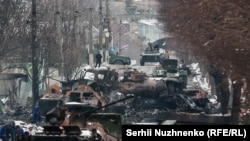 Російська військова техніка, знищена на одній із вулиць Бучі під Києвом. 1 березня 2022 року. Автор фото – Сергій Нужненко