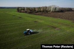 Трактор поблизу села Яковлівка Харківської області, 5 квітня 2022 року – доки триває масштабне вторгнення Росії в Україну