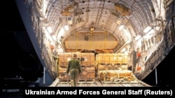 Джо Байден сьогодні оголосив про новий пакет озброєнь для України, що включатиме високомобільні артилерійські ракетні системи HIMARS