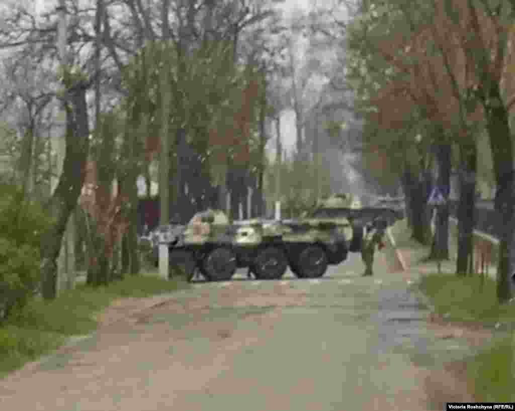 Ruski kontrolni punkt u okupiranoj Novoj Kahovki u oblasti Herson. Prema riječima gradonačelnika Hersona Ihora Kolihajeva, više od 40 posto stanovnika napustilo je grad, uključujući više od 3.000 djece. U objavi na Facebooku od 16. aprila, ukrajinska ombudsmanka za ljudska prava Ljudmila Denisova rekla je da Rusija namjerava da održi "referendum" o stvaranju "Narodne Republike Herson". Kako navodi Denisova, ruske trupe namjeravaju da onemoguće sve komunikacije u Hersonu i spriječe bilo koga da uđe ili napusti grad od 1. do 10. maja. Glasanje koje navodno planiraju organizovati, odražava ono što se 2014. godine dogodilo u okupiranim oblastima Lugansk i Donjeck na istoku Ukrajine.