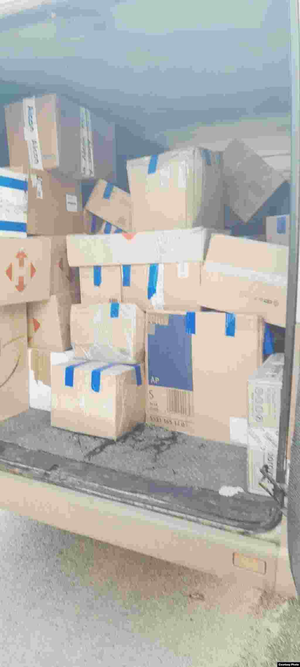 Lijekovi za isporuku u okupiranom Hersonu. "Sada je teško dopremiti lijekove u Hersonsku oblast", kaže volonterka Irina. "Ne dopuštaju 'zelene koridore'. Često vozači koji prevoze sanitetski materijal nestanu. Oduzmu im se telefoni, automobili i lijekovi."