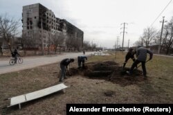 Людей ховають у дворах