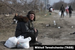 Мужичина на одной из улиц Мариуполя. Март 2022