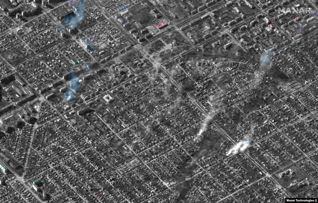 Пожежі у Лівобережного районі Маріуполя, 22 березня 2022. Satellite image ©2022 Maxar Technologies. Двадцятий день блокади, влаштованої російськими окупантами. Обстріли, бомбардування, повне руйнування інфраструктури міста. Відсутність їжі, води, тепла і світла