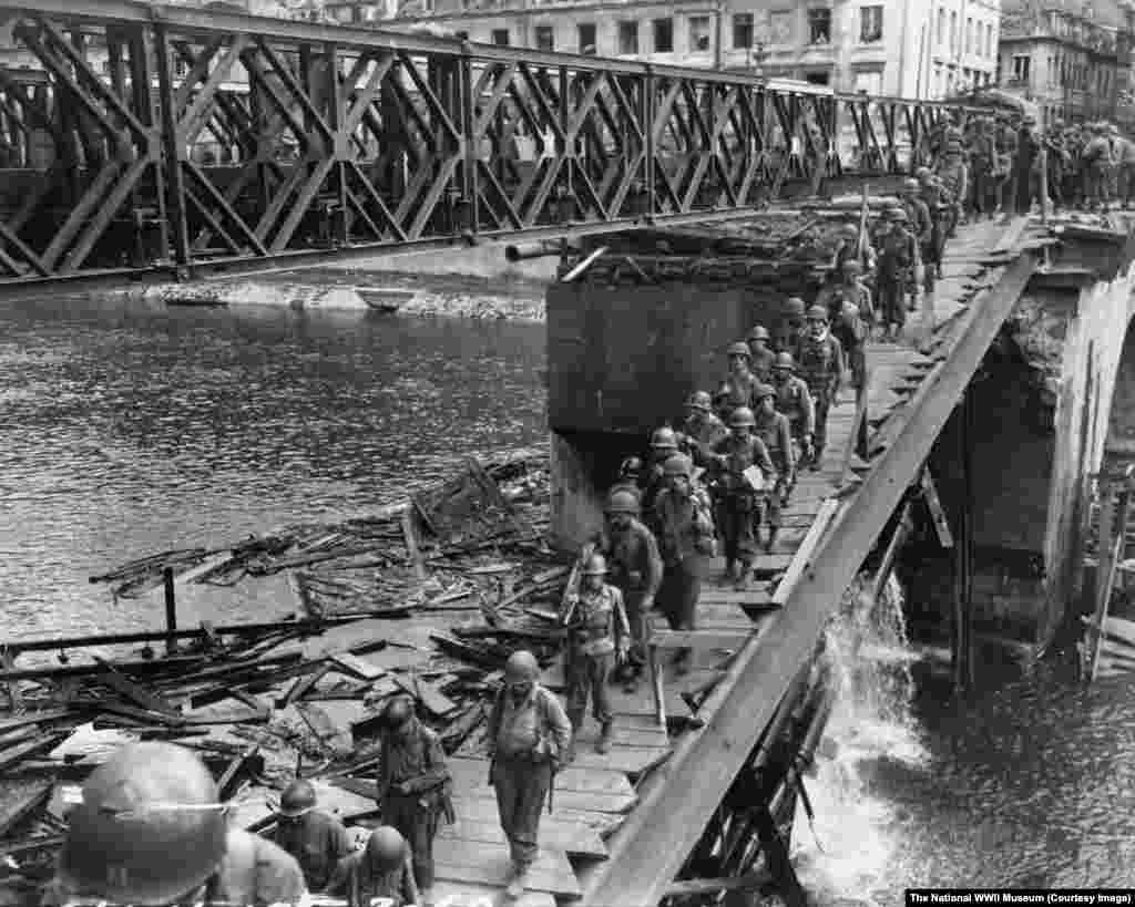 Американские военные переходят реку Ду во Франции, 1944 год 