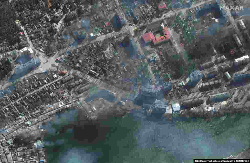 В оточеному Маріуполі від російських обстрілів горять житлові будинки, 21 березня 2022 року