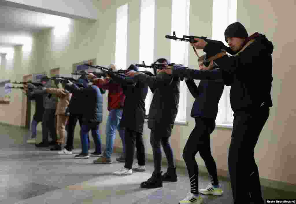 Добровольцы, включенные в состав сил территориальной бороны в Одессе, 18 марта 2022 года 