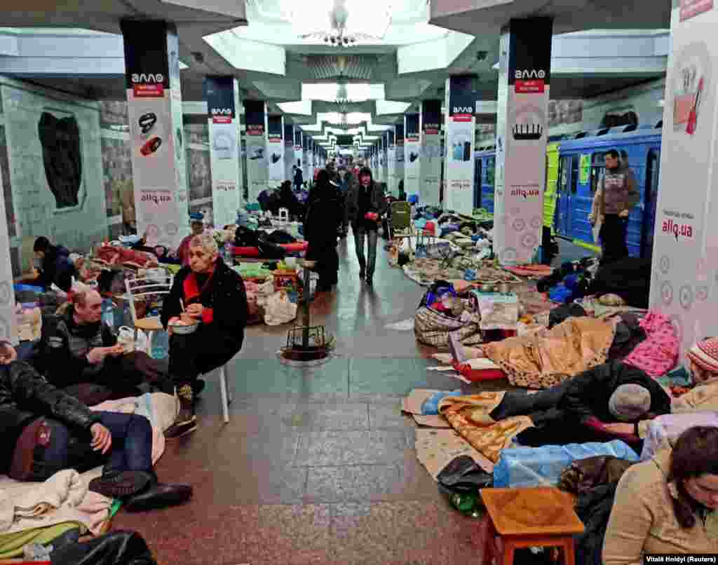 Люди прячутся от обстрелов в харьковском метро. 10 марта 2022 года 