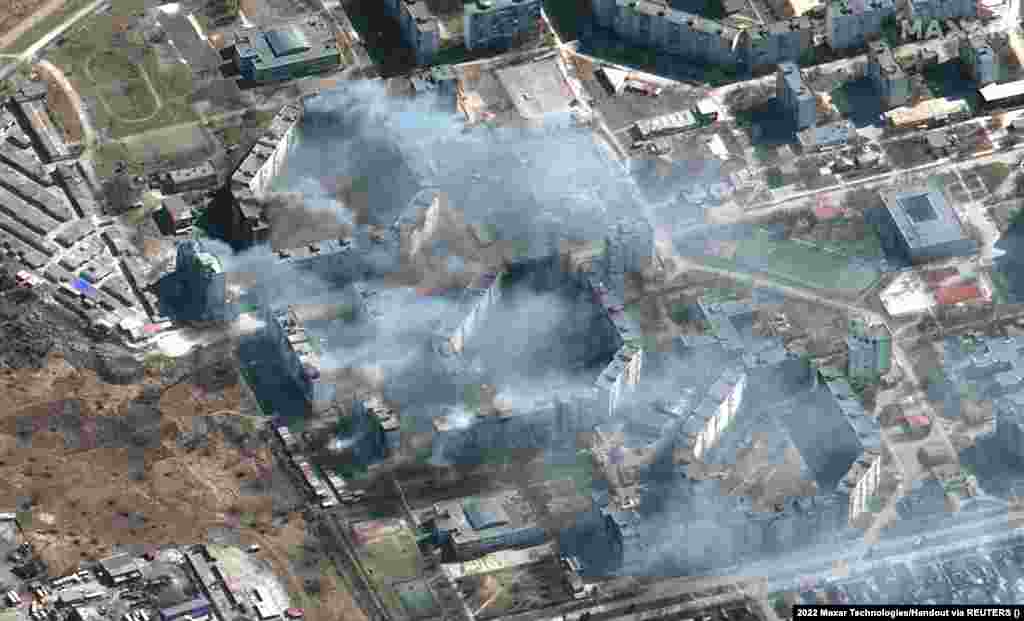 Після російських обстрілів горять житлові будинки на північному сході Маріуполя.  Супутниковий знімок від 19 березня 2022 року