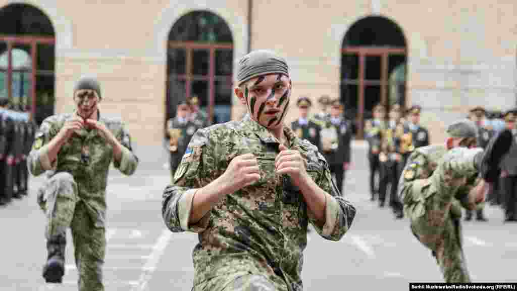 Показові виступи ліцеїстів під час урочистих заходів, присвячених новому навчальному року та святу «Першого дзвоника», на території військового ліцею імені Івана Богуна