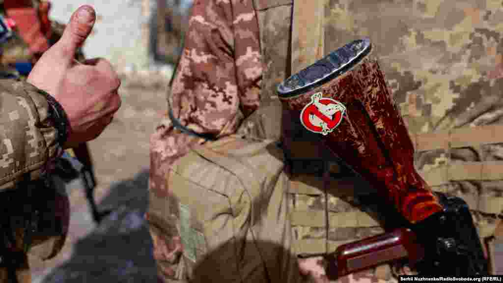 Логотип «Мисливців за привидами» на прикладі автомата українського військового 