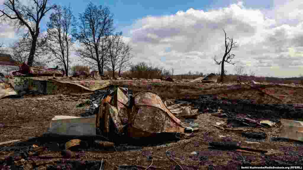 Російські військові атакували церкву у селі Лук‘янівка. Щонайменше 4 танкових постріли влучили у храм. У результаті влучання снарядів дерев‘яна церква згоріла вщент. На момент бою в церкві нікого не було