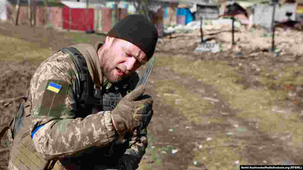Український військовий у звільненому селі Лук’янівка на Київщинні