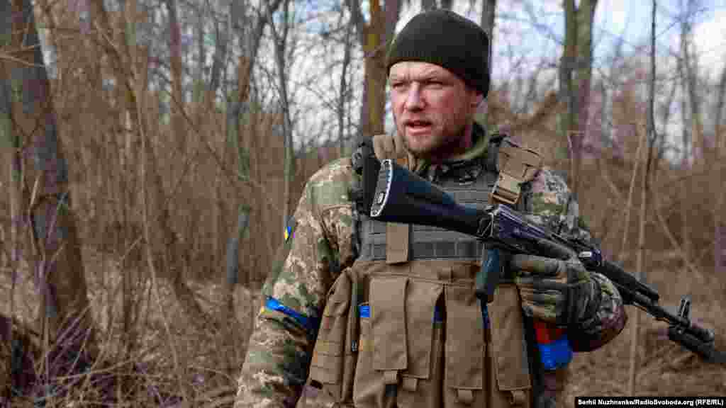 Український військовий у звільненому селі Лук’янівка на Київщинні