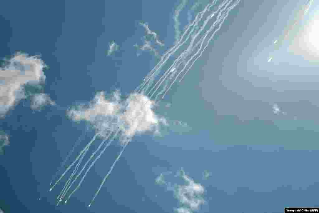 Mamce ispuštaju avioni tipa Suhoj SU-25 koji ukrajinskim snagama pružaju podršku iz zraka u borbama kod Jampila, oblast Donjecka, 27. april.