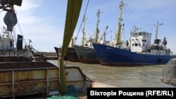 Захоплене російськими військовими місто Бердянськ. Окупанти змушують місцевих рибалок віддавати 30% улову нібито для переселенців та потреб міста. Більшість з них оголосили протест і відмовляються працювати. Березень 2022 року