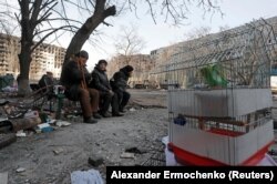 У маріупольських дворах, 31 березня