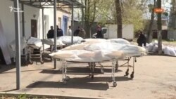 «Прийшов опізнати свого сина. Йому стріляли у шию, а потім у серце»: в Бучі родичі забирають тіла загиблих під час російської окупації
 «Прийшов опізнати свого сина. Йому стріляли у шию, а потім у серце»: в Бучі родичі забирають тіла загиблих під час російської окупації