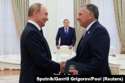 Președintele rus Vladimir Putin îl întâmpină pe Steve Witkoff, trimisul președintelui american Donald Trump, în cadrul unei întâlniri la Moscova, Rusia, pe 6 august 2025.